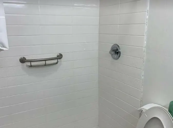 Winstons Air Conditioned Hotel 3*